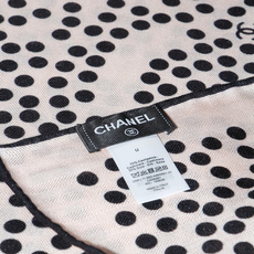Chanel 140顶级丝绒双面同色印花披肩 干干净净的款式设计风格 香家独有的气质 简单大气 可围可披适合各种造型 Chanel 140顶级丝绒双面同色印花披肩 干干净净的款式设计风格 香家独有的气质 简单大气 可围可披适合各种造型