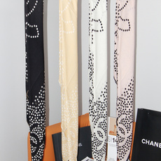Chanel 140顶级丝绒双面同色印花披肩 干干净净的款式设计风格 香家独有的气质 简单大气 可围可披适合各种造型 Chanel 140顶级丝绒双面同色印花披肩 干干净净的款式设计风格 香家独有的气质 简单大气 可围可披适合各种造型
