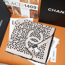 Chanel 140顶级丝绒双面同色印花披肩 干干净净的款式设计风格 香家独有的气质 简单大气 可围可披适合各种造型 Chanel 140顶级丝绒双面同色印花披肩 干干净净的款式设计风格 香家独有的气质 简单大气 可围可披适合各种造型