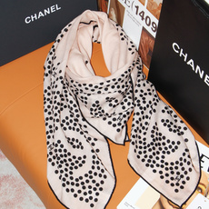 Chanel 140顶级丝绒双面同色印花披肩 干干净净的款式设计风格 香家独有的气质 简单大气 可围可披适合各种造型 Chanel 140顶级丝绒双面同色印花披肩 干干净净的款式设计风格 香家独有的气质 简单大气 可围可披适合各种造型