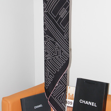 Chanel 140顶级丝绒双面同色印花披肩 干干净净的款式设计风格 香家独有的气质 简单大气 可围可披适合各种造型 Chanel 140顶级丝绒双面同色印花披肩 干干净净的款式设计风格 香家独有的气质 简单大气 可围可披适合各种造型