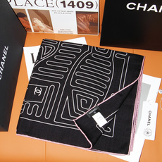 Chanel 140顶级丝绒双面同色印花披肩 干干净净的款式设计风格 香家独有的气质 简单大气 可围可披适合各种造型 Chanel 140顶级丝绒双面同色印花披肩 干干净净的款式设计风格 香家独有的气质 简单大气 可围可披适合各种造型