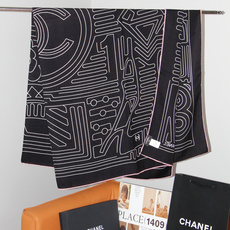 Chanel 140顶级丝绒双面同色印花披肩 干干净净的款式设计风格 香家独有的气质 简单大气 可围可披适合各种造型 Chanel 140顶级丝绒双面同色印花披肩 干干净净的款式设计风格 香家独有的气质 简单大气 可围可披适合各种造型