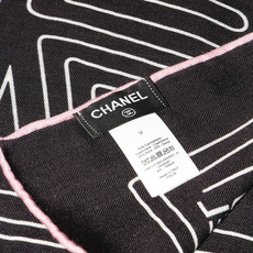 Chanel 140顶级丝绒双面同色印花披肩 干干净净的款式设计风格 香家独有的气质 简单大气 可围可披适合各种造型 Chanel 140顶级丝绒双面同色印花披肩 干干净净的款式设计风格 香家独有的气质 简单大气 可围可披适合各种造型