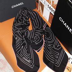 Chanel 140顶级丝绒双面同色印花披肩 干干净净的款式设计风格 香家独有的气质 简单大气 可围可披适合各种造型 Chanel 140顶级丝绒双面同色印花披肩 干干净净的款式设计风格 香家独有的气质 简单大气 可围可披适合各种造型