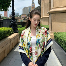 Dioriviera 140丝绒方巾 140 厘米象牙色丝绒面料多色 Floral Garden 茹伊印花 这款方巾来自 Dioriviera 140丝绒方巾 140 厘米象牙色丝绒面料多色 Floral Garden 茹伊印花 这款方巾来自