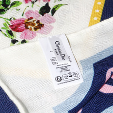 Dioriviera 140丝绒方巾 140 厘米象牙色丝绒面料多色 Floral Garden 茹伊印花 这款方巾来自 Dioriviera 140丝绒方巾 140 厘米象牙色丝绒面料多色 Floral Garden 茹伊印花 这款方巾来自