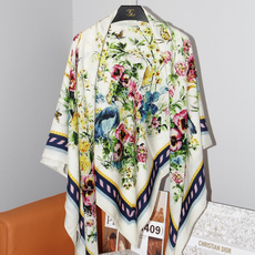 Dioriviera 140丝绒方巾 140 厘米象牙色丝绒面料多色 Floral Garden 茹伊印花 这款方巾来自 Dioriviera 140丝绒方巾 140 厘米象牙色丝绒面料多色 Floral Garden 茹伊印花 这款方巾来自
