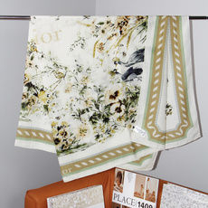 Dioriviera 140丝绒方巾 140 厘米象牙色丝绒面料多色 Floral Garden 茹伊印花 这款方巾来自 Dioriviera 140丝绒方巾 140 厘米象牙色丝绒面料多色 Floral Garden 茹伊印花 这款方巾来自
