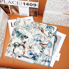 Dior 印花丝绒披肩 140厘米丝绒面料 Butterflies & Iris 图案 这款方巾饰以 Butterfli Dior 印花丝绒披肩 140厘米丝绒面料 Butterflies & Iris 图案 这款方巾饰以 Butterfli