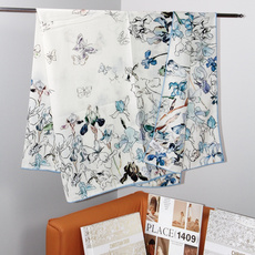 Dior 印花丝绒披肩 140厘米丝绒面料 Butterflies & Iris 图案 这款方巾饰以 Butterfli Dior 印花丝绒披肩 140厘米丝绒面料 Butterflies & Iris 图案 这款方巾饰以 Butterfli