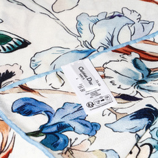 Dior 印花丝绒披肩 140厘米丝绒面料 Butterflies & Iris 图案 这款方巾饰以 Butterfli Dior 印花丝绒披肩 140厘米丝绒面料 Butterflies & Iris 图案 这款方巾饰以 Butterfli