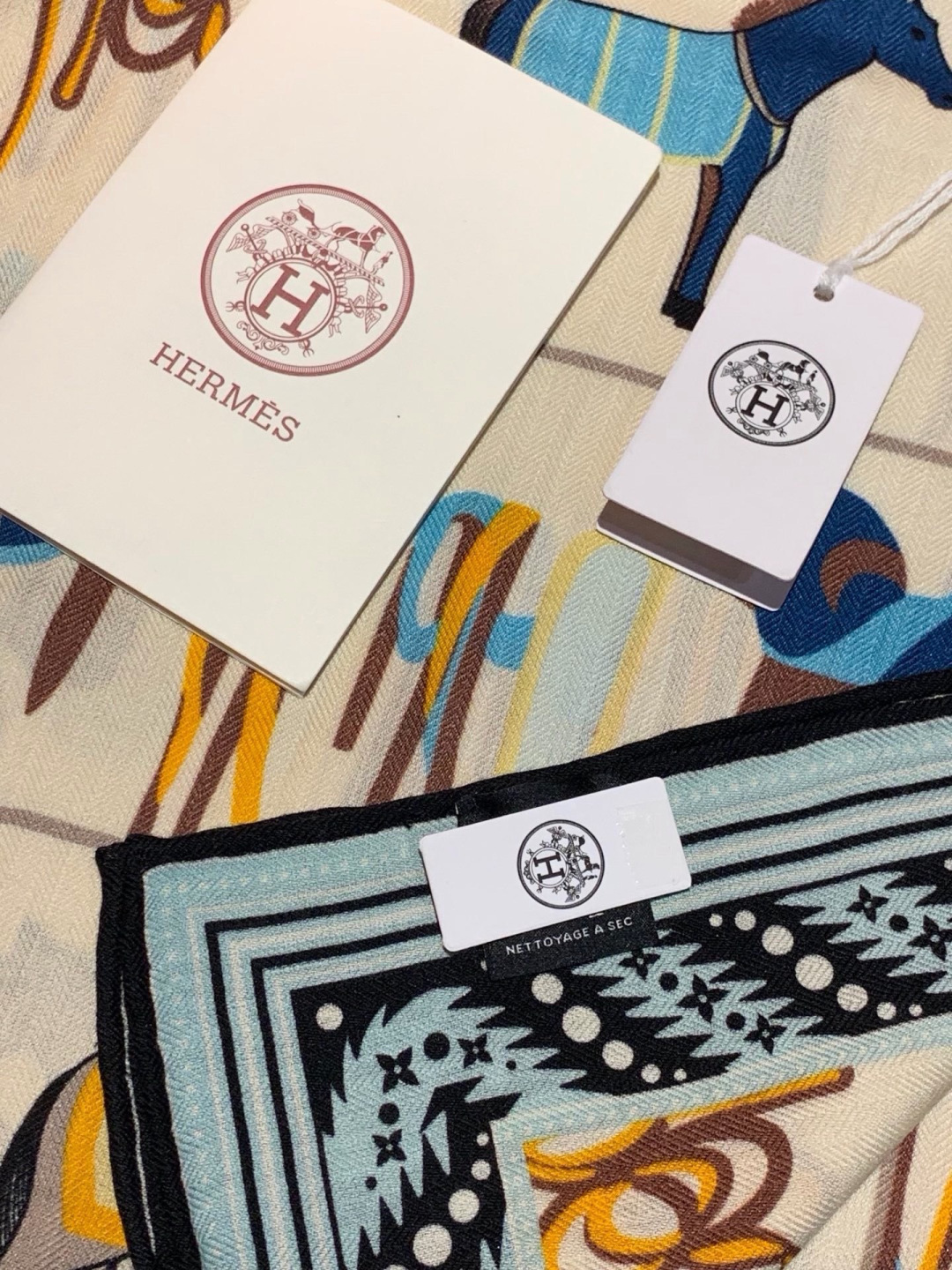 ✨✨【双面同色 丝绒款】H家羊绒新款 买了都说好看‼️推荐💕【骏马披挂 140】羊绒方巾‼️H家ZG爆款🎁💟立体呈现图案