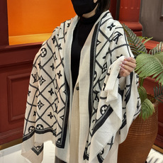 【会发光发亮的围巾】LV银丝羊绒材质❗️轻奢感十足👸 🌺专柜新款🌟面料追求造型,手感挺括,高端设计师配色均考虑上身效果和 【会发光发亮的围巾】LV银丝羊绒材质❗️轻奢感十足👸 🌺专柜新款🌟面料追求造型,手感挺括,高端设计师配色均考虑上身效果和