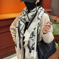 【会发光发亮的围巾】LV银丝羊绒材质❗️轻奢感十足👸 🌺专柜新款🌟面料追求造型,手感挺括,高端设计师配色均考虑上身效果和 【会发光发亮的围巾】LV银丝羊绒材质❗️轻奢感十足👸 🌺专柜新款🌟面料追求造型,手感挺括,高端设计师配色均考虑上身效果和