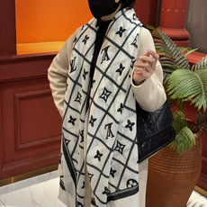 【会发光发亮的围巾】LV银丝羊绒材质❗️轻奢感十足👸 🌺专柜新款🌟面料追求造型,手感挺括,高端设计师配色均考虑上身效果和 【会发光发亮的围巾】LV银丝羊绒材质❗️轻奢感十足👸 🌺专柜新款🌟面料追求造型,手感挺括,高端设计师配色均考虑上身效果和