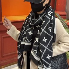 【会发光发亮的围巾】LV银丝羊绒材质❗️轻奢感十足👸 🌺专柜新款🌟面料追求造型,手感挺括,高端设计师配色均考虑上身效果和 【会发光发亮的围巾】LV银丝羊绒材质❗️轻奢感十足👸 🌺专柜新款🌟面料追求造型,手感挺括,高端设计师配色均考虑上身效果和