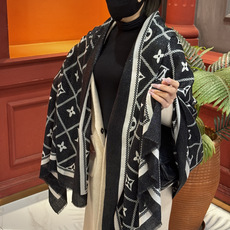 【会发光发亮的围巾】LV银丝羊绒材质❗️轻奢感十足👸 🌺专柜新款🌟面料追求造型,手感挺括,高端设计师配色均考虑上身效果和 【会发光发亮的围巾】LV银丝羊绒材质❗️轻奢感十足👸 🌺专柜新款🌟面料追求造型,手感挺括,高端设计师配色均考虑上身效果和