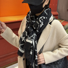 【会发光发亮的围巾】LV银丝羊绒材质❗️轻奢感十足👸 🌺专柜新款🌟面料追求造型,手感挺括,高端设计师配色均考虑上身效果和 【会发光发亮的围巾】LV银丝羊绒材质❗️轻奢感十足👸 🌺专柜新款🌟面料追求造型,手感挺括,高端设计师配色均考虑上身效果和