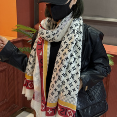【会发光发亮的围巾】LV银丝羊绒材质❗️轻奢感十足👸 🌺专柜新款🌟面料追求造型,手感挺括,高端设计师配色均考虑上身效果和 【会发光发亮的围巾】LV银丝羊绒材质❗️轻奢感十足👸 🌺专柜新款🌟面料追求造型,手感挺括,高端设计师配色均考虑上身效果和