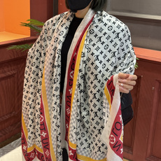 【会发光发亮的围巾】LV银丝羊绒材质❗️轻奢感十足👸 🌺专柜新款🌟面料追求造型,手感挺括,高端设计师配色均考虑上身效果和 【会发光发亮的围巾】LV银丝羊绒材质❗️轻奢感十足👸 🌺专柜新款🌟面料追求造型,手感挺括,高端设计师配色均考虑上身效果和