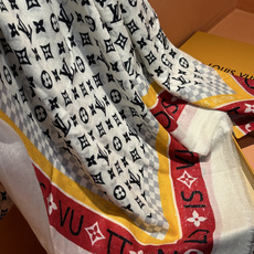 【会发光发亮的围巾】LV银丝羊绒材质❗️轻奢感十足👸 🌺专柜新款🌟面料追求造型,手感挺括,高端设计师配色均考虑上身效果和 【会发光发亮的围巾】LV银丝羊绒材质❗️轻奢感十足👸 🌺专柜新款🌟面料追求造型,手感挺括,高端设计师配色均考虑上身效果和