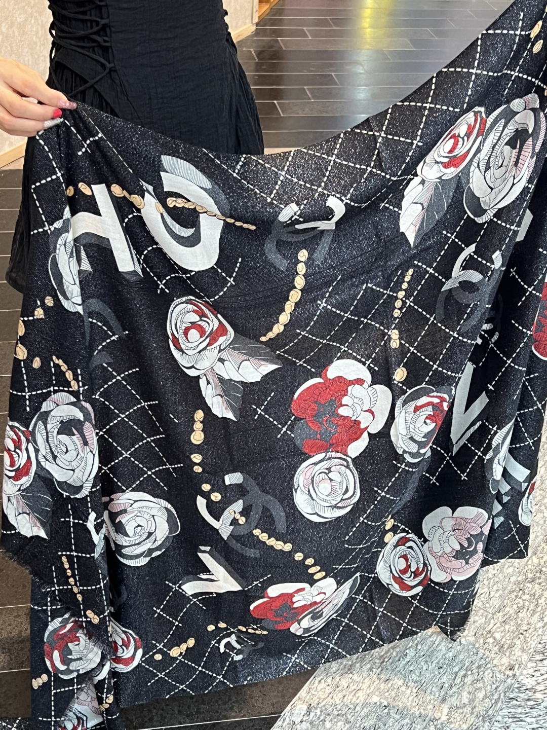 会发光发亮的围巾 💄💋新款客供亮片💖羊绒面料长巾 😘美翻了[流泪]【彩色山茶花银线长巾】御用殿堂级极‼️新款专柜在售 纯