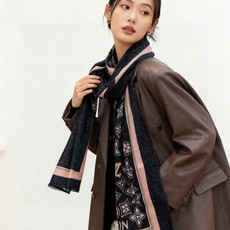 会发光发亮的围巾and Away 系列,致意路易威登的旅行传承。描绘 Monogram 载着路易威登手袋和行李箱升向天空 会发光发亮的围巾and Away 系列,致意路易威登的旅行传承。描绘 Monogram 载着路易威登手袋和行李箱升向天空