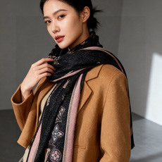 会发光发亮的围巾and Away 系列,致意路易威登的旅行传承。描绘 Monogram 载着路易威登手袋和行李箱升向天空 会发光发亮的围巾and Away 系列,致意路易威登的旅行传承。描绘 Monogram 载着路易威登手袋和行李箱升向天空