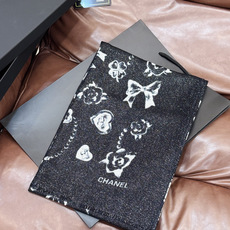 Chanel ~新品~【爱心珍珠四叶草】 【会发光发亮的围巾】 这款经典单品展现强大而迷人的女性魅力精髓。诠释无限的情感 Chanel ~新品~【爱心珍珠四叶草】 【会发光发亮的围巾】 这款经典单品展现强大而迷人的女性魅力精髓。诠释无限的情感