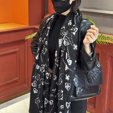 Chanel ~新品~【爱心珍珠四叶草】 【会发光发亮的围巾】 这款经典单品展现强大而迷人的女性魅力精髓。诠释无限的情感 Chanel ~新品~【爱心珍珠四叶草】 【会发光发亮的围巾】 这款经典单品展现强大而迷人的女性魅力精髓。诠释无限的情感