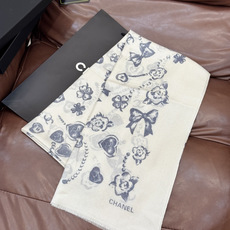 Chanel ~新品~【爱心珍珠四叶草】 【会发光发亮的围巾】 这款经典单品展现强大而迷人的女性魅力精髓。诠释无限的情感 Chanel ~新品~【爱心珍珠四叶草】 【会发光发亮的围巾】 这款经典单品展现强大而迷人的女性魅力精髓。诠释无限的情感