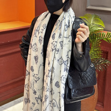 Chanel ~新品~【爱心珍珠四叶草】 【会发光发亮的围巾】 这款经典单品展现强大而迷人的女性魅力精髓。诠释无限的情感 Chanel ~新品~【爱心珍珠四叶草】 【会发光发亮的围巾】 这款经典单品展现强大而迷人的女性魅力精髓。诠释无限的情感