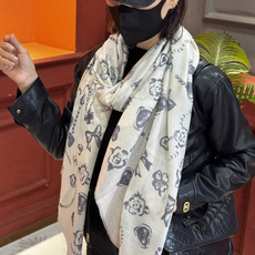 Chanel ~新品~【爱心珍珠四叶草】 【会发光发亮的围巾】 这款经典单品展现强大而迷人的女性魅力精髓。诠释无限的情感 Chanel ~新品~【爱心珍珠四叶草】 【会发光发亮的围巾】 这款经典单品展现强大而迷人的女性魅力精髓。诠释无限的情感