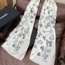 Chanel ~新品~【爱心珍珠四叶草】 【会发光发亮的围巾】 这款经典单品展现强大而迷人的女性魅力精髓。诠释无限的情感 Chanel ~新品~【爱心珍珠四叶草】 【会发光发亮的围巾】 这款经典单品展现强大而迷人的女性魅力精髓。诠释无限的情感