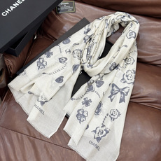 Chanel ~新品~【爱心珍珠四叶草】 【会发光发亮的围巾】 这款经典单品展现强大而迷人的女性魅力精髓。诠释无限的情感 Chanel ~新品~【爱心珍珠四叶草】 【会发光发亮的围巾】 这款经典单品展现强大而迷人的女性魅力精髓。诠释无限的情感