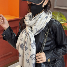 Chanel ~新品~【爱心珍珠四叶草】 【会发光发亮的围巾】 这款经典单品展现强大而迷人的女性魅力精髓。诠释无限的情感 Chanel ~新品~【爱心珍珠四叶草】 【会发光发亮的围巾】 这款经典单品展现强大而迷人的女性魅力精髓。诠释无限的情感