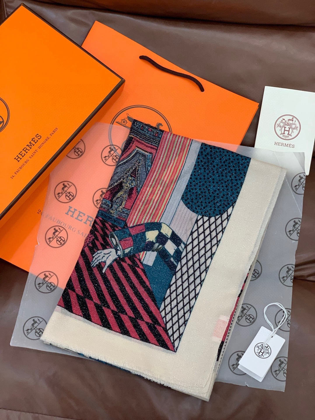 会发光发亮的围巾 爱马仕 专柜同步 买了都说好看羊绒印花‼️推荐💕顶级工艺超值‼️爱马仕专柜爆款🎁🎁羊绒方巾💟立体呈现图