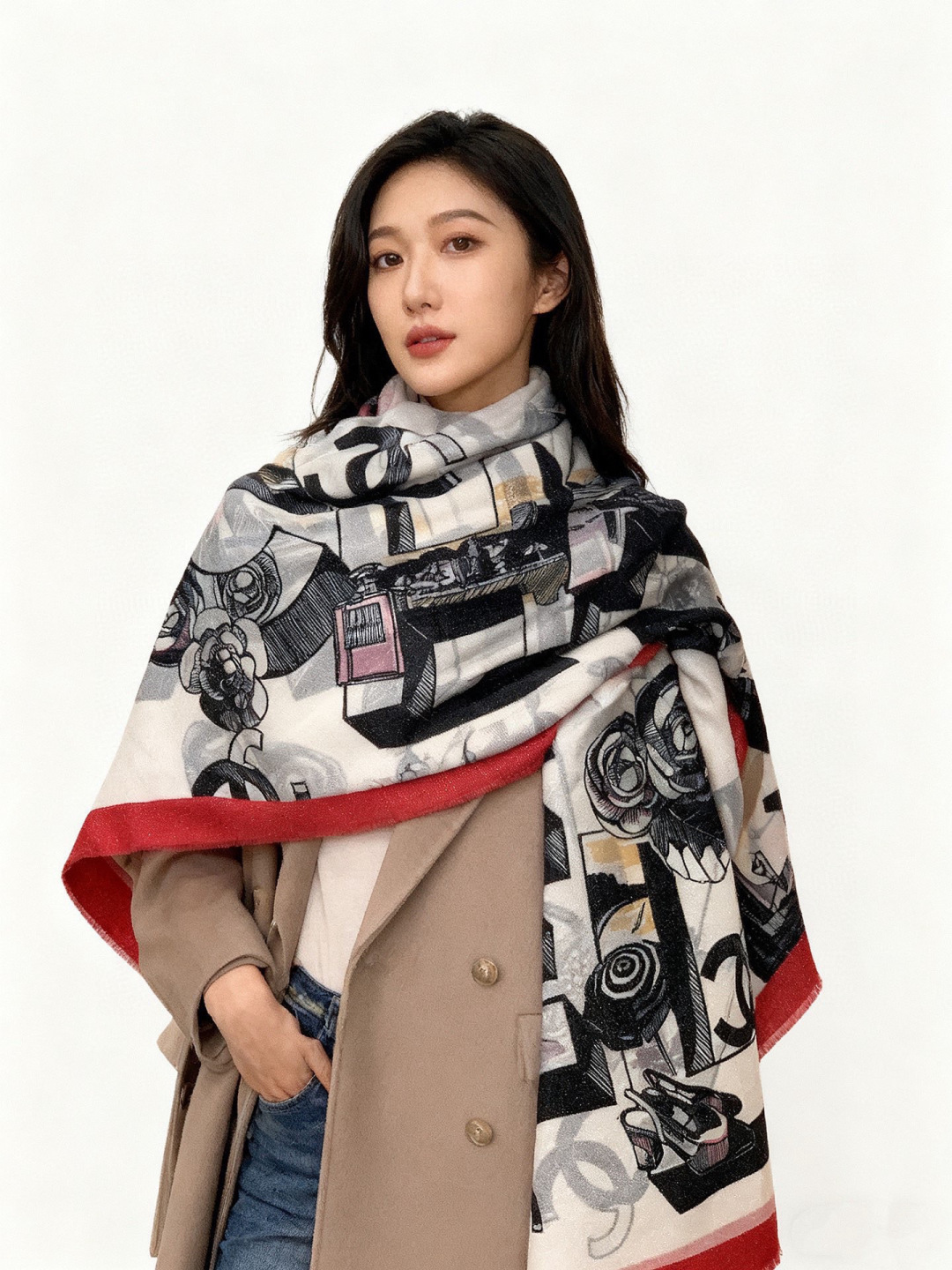 会发光发亮的围巾💟香奶奶专柜上新客供羊绒长巾👑👑 卖的超爆的，亮晶晶✨的银丝上身才会知道她的美，洋气、大牌范十足。最要紧