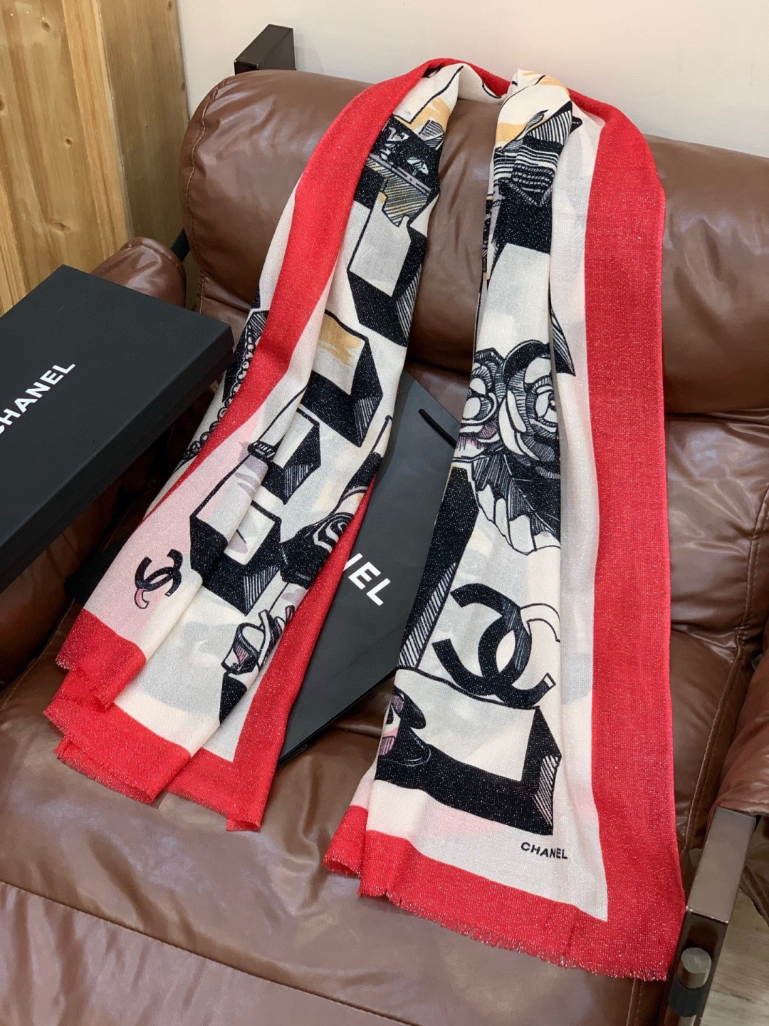 会发光发亮的围巾💟香奶奶专柜上新客供羊绒长巾👑👑 卖的超爆的，亮晶晶✨的银丝上身才会知道她的美，洋气、大牌范十足。最要紧