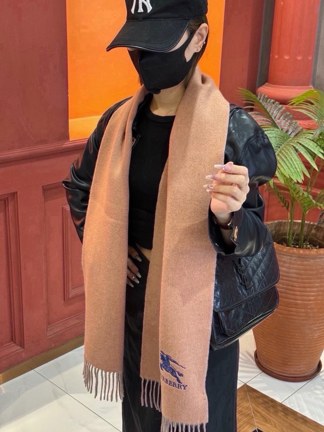 ✨✨太美了😍巴宝莉 情侣款 美到要尖叫😱专柜最新款🎊英伦欧美范儿 又是一款即时尚又实用的大围巾&长巾，🎆撞色的颜色搭配很