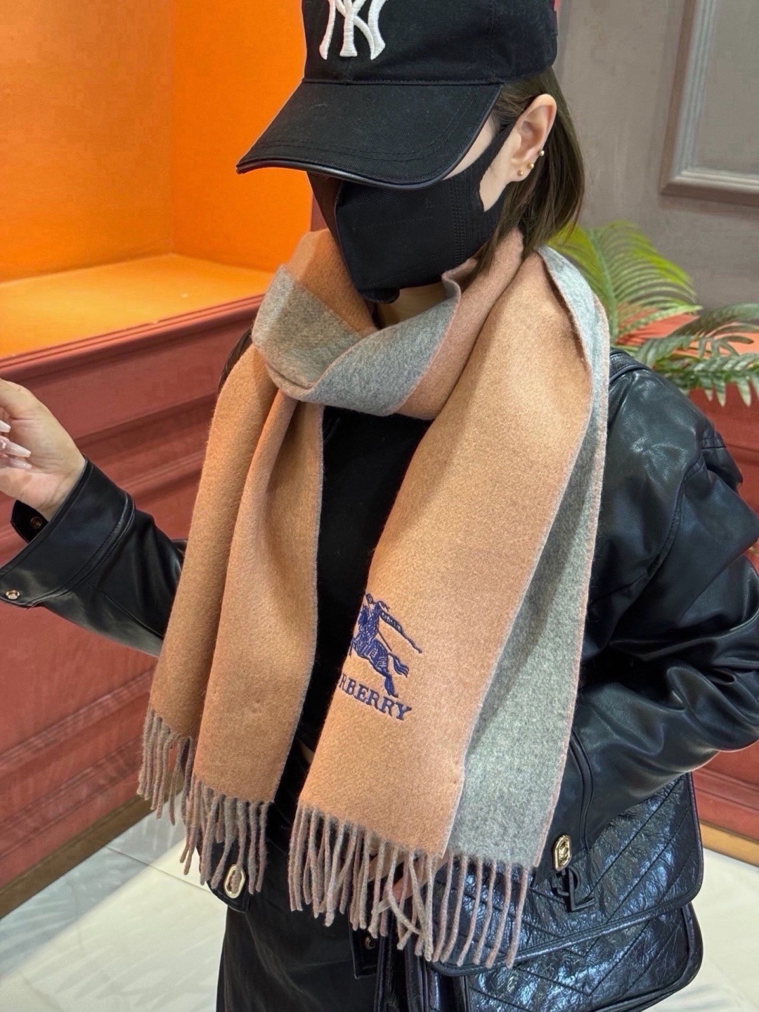 ✨✨太美了😍巴宝莉 情侣款 美到要尖叫😱专柜最新款🎊英伦欧美范儿 又是一款即时尚又实用的大围巾&长巾，🎆撞色的颜色搭配很