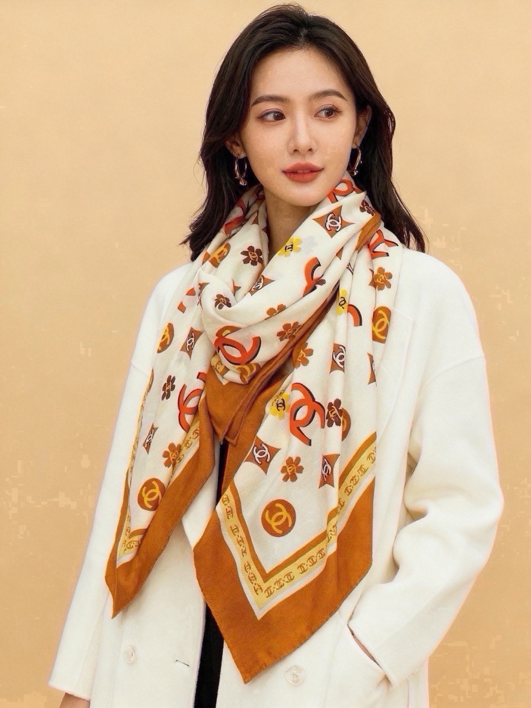 香奈儿上新❤️ 【Chanel】  经典茶花优雅Coco风，Chanel最新丝绒大方巾~气质到骨子里，香奶奶新一季的面料
