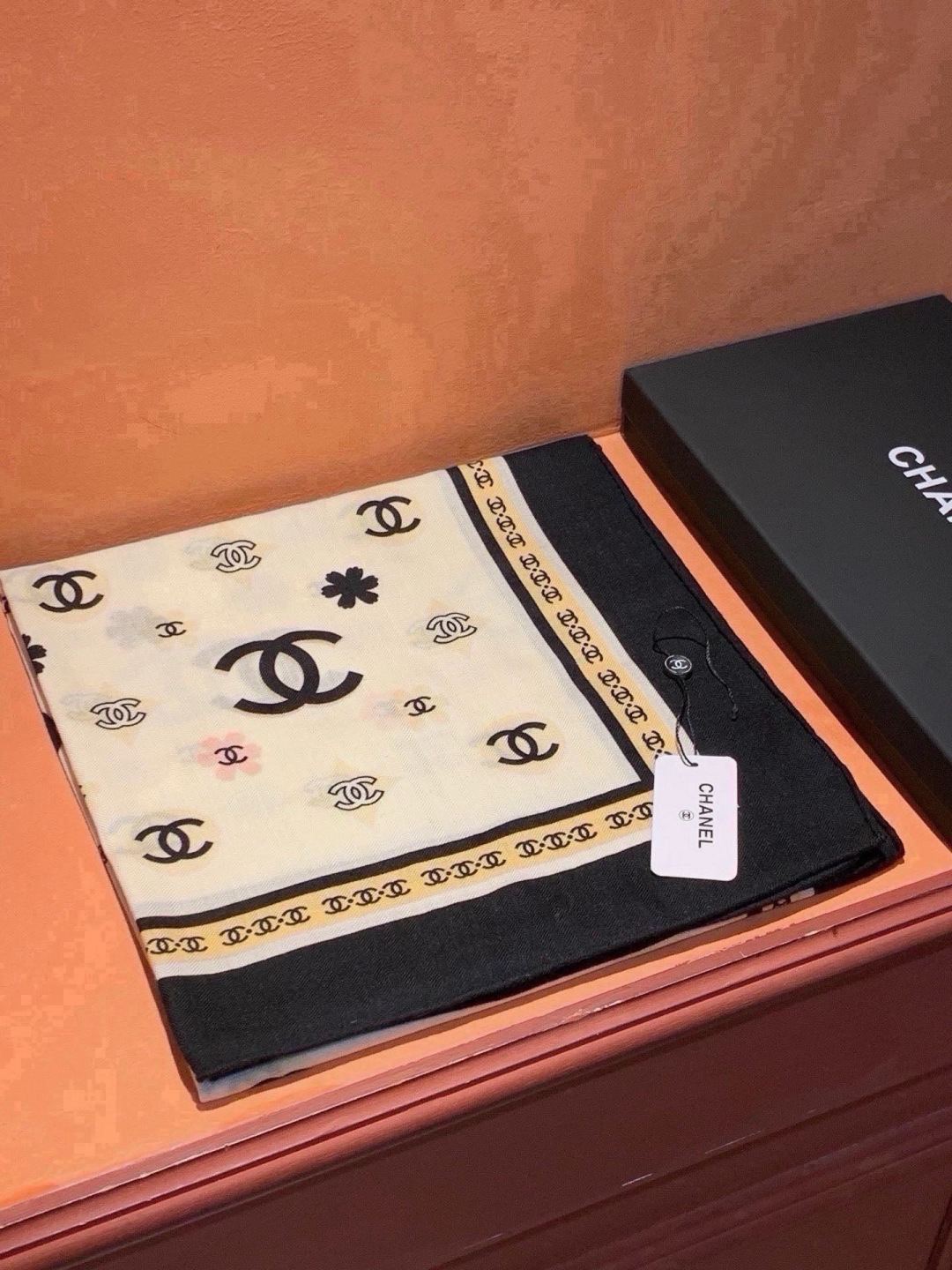香奈儿上新❤️ 【Chanel】 经典茶花优雅Coco风,Chanel最新丝绒大方巾~气质到骨子里,香奶奶新一季的面料 香奈儿上新❤️ 【Chanel】 经典茶花优雅Coco风,Chanel最新丝绒大方巾~气质到骨子里,香奶奶新一季的面料