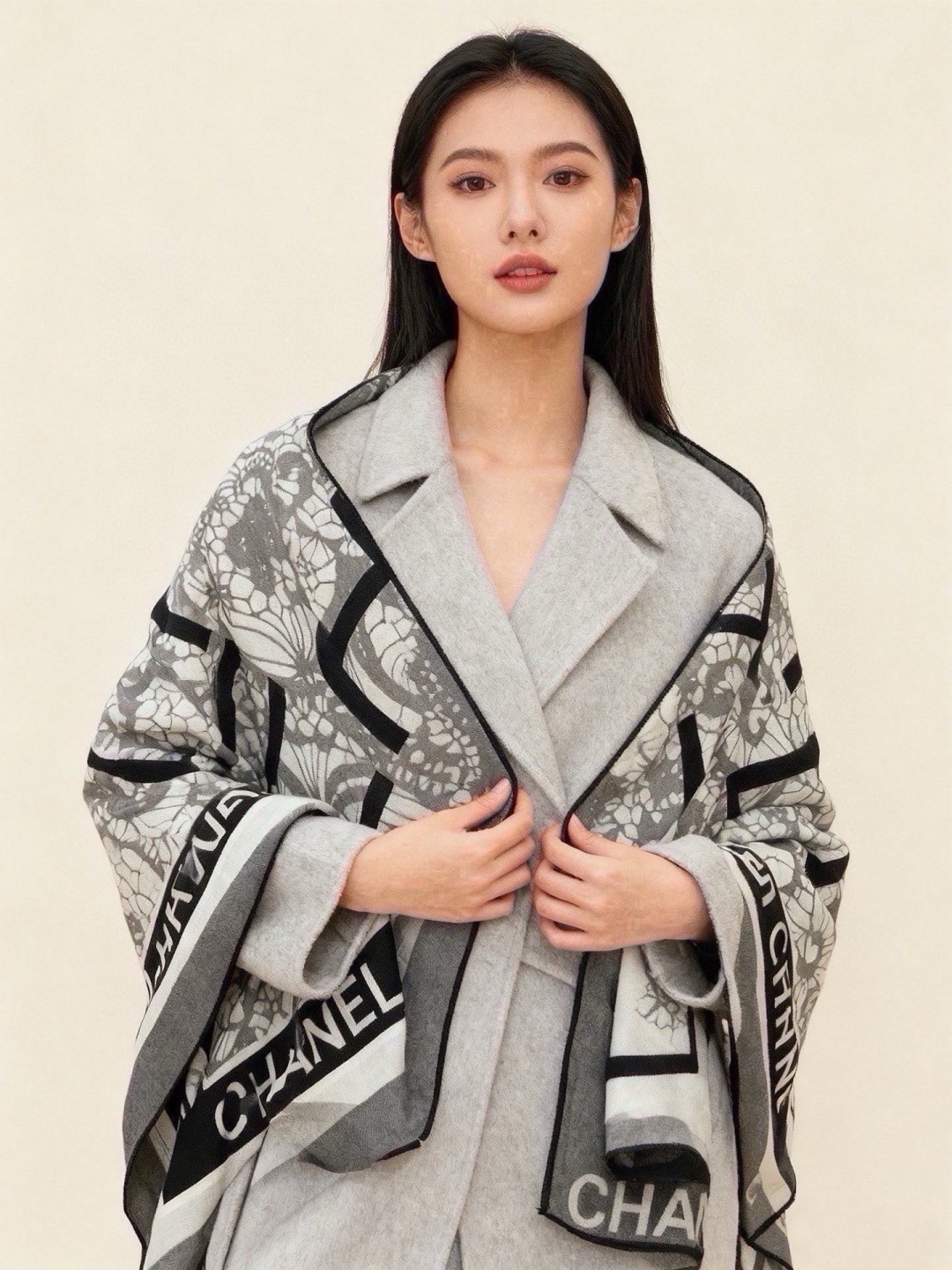 高级成衣系列~Chanel 【140双面同色丝绒披肩】 此系列谱写一曲自由轻灵的赞歌 本系列作品创新演绎品牌的风格符号 高级成衣系列~Chanel 【140双面同色丝绒披肩】 此系列谱写一曲自由轻灵的赞歌 本系列作品创新演绎品牌的风格符号