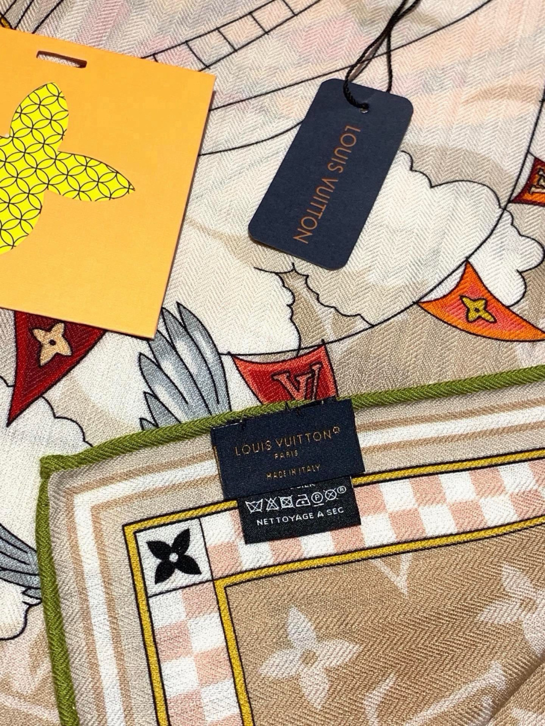 LV x TM 140披肩 【140顶级丝绒双面同色披肩】 本款L Multicolor披肩出自路易威登与知名日本艺术家 LV x TM 140披肩 【140顶级丝绒双面同色披肩】 本款L Multicolor披肩出自路易威登与知名日本艺术家