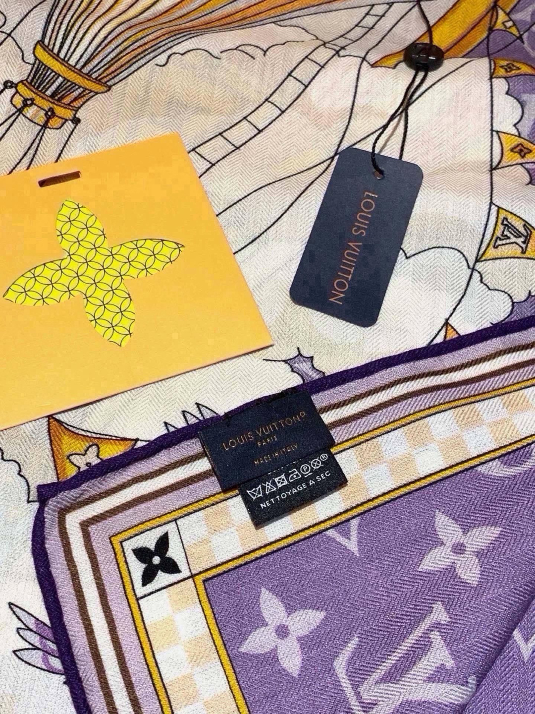LV x TM 140披肩 【140顶级丝绒双面同色披肩】 本款L Multicolor披肩出自路易威登与知名日本艺术家 LV x TM 140披肩 【140顶级丝绒双面同色披肩】 本款L Multicolor披肩出自路易威登与知名日本艺术家