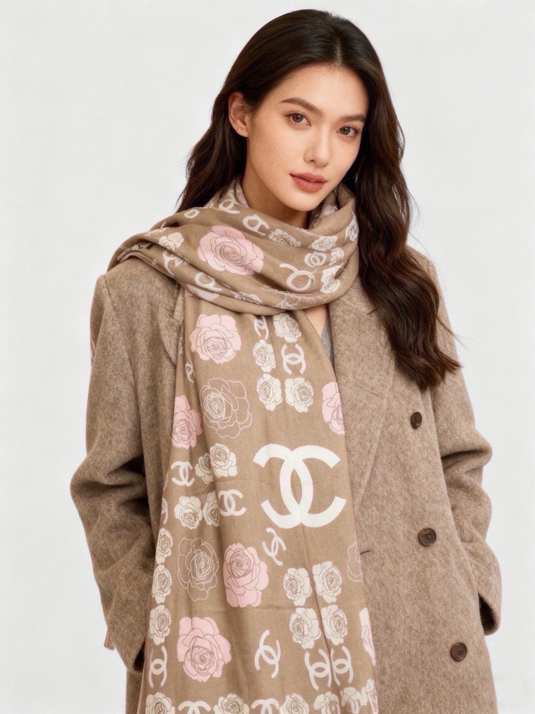 香奈儿上新❤️ 【Chanel】  经典茶花优雅Coco风，Chanel最新丝绒大方巾~气质到骨子里，香奶奶新一季的面料