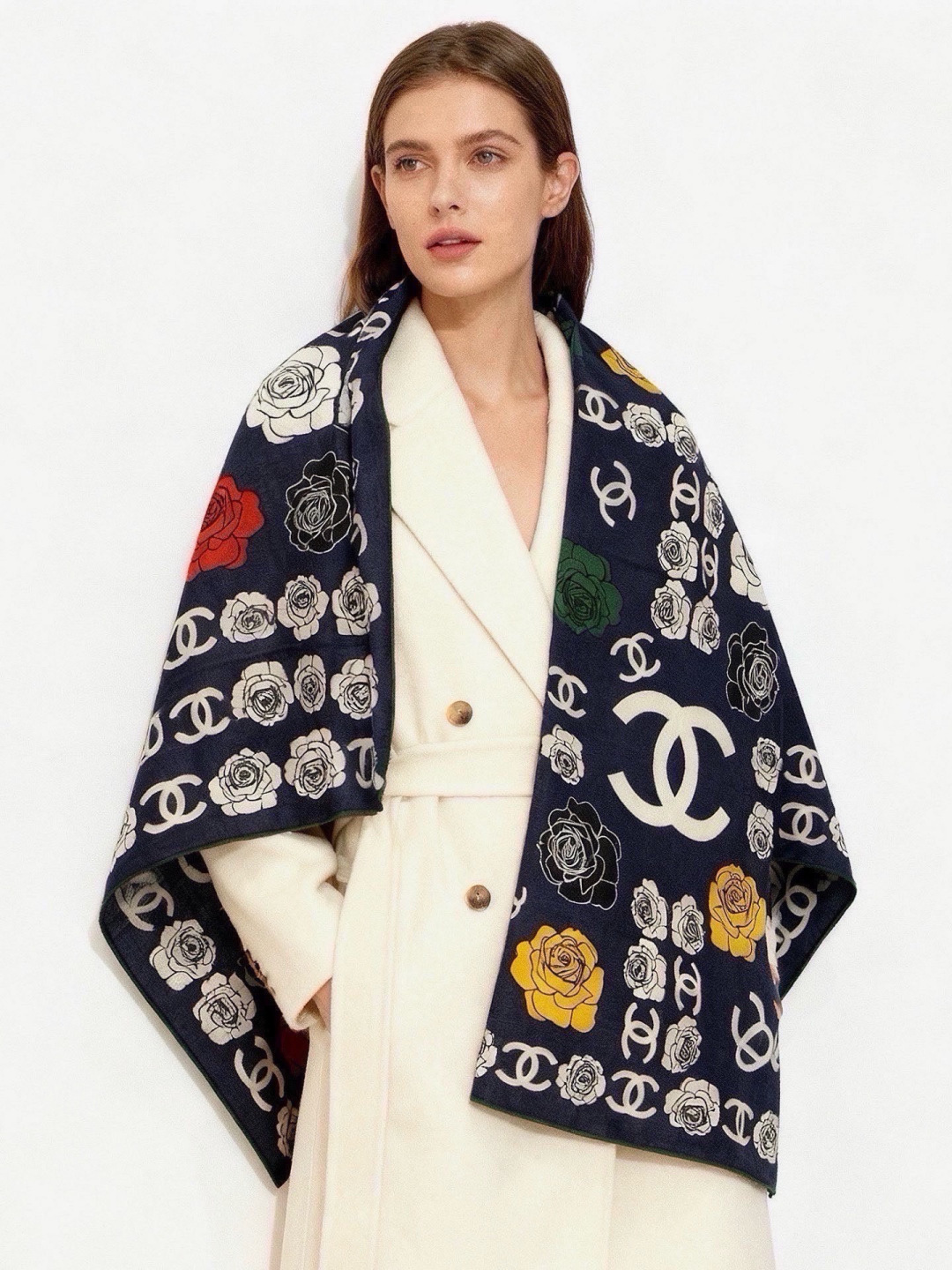 香奈儿上新❤️ 【Chanel】  经典茶花优雅Coco风，Chanel最新丝绒大方巾~气质到骨子里，香奶奶新一季的面料