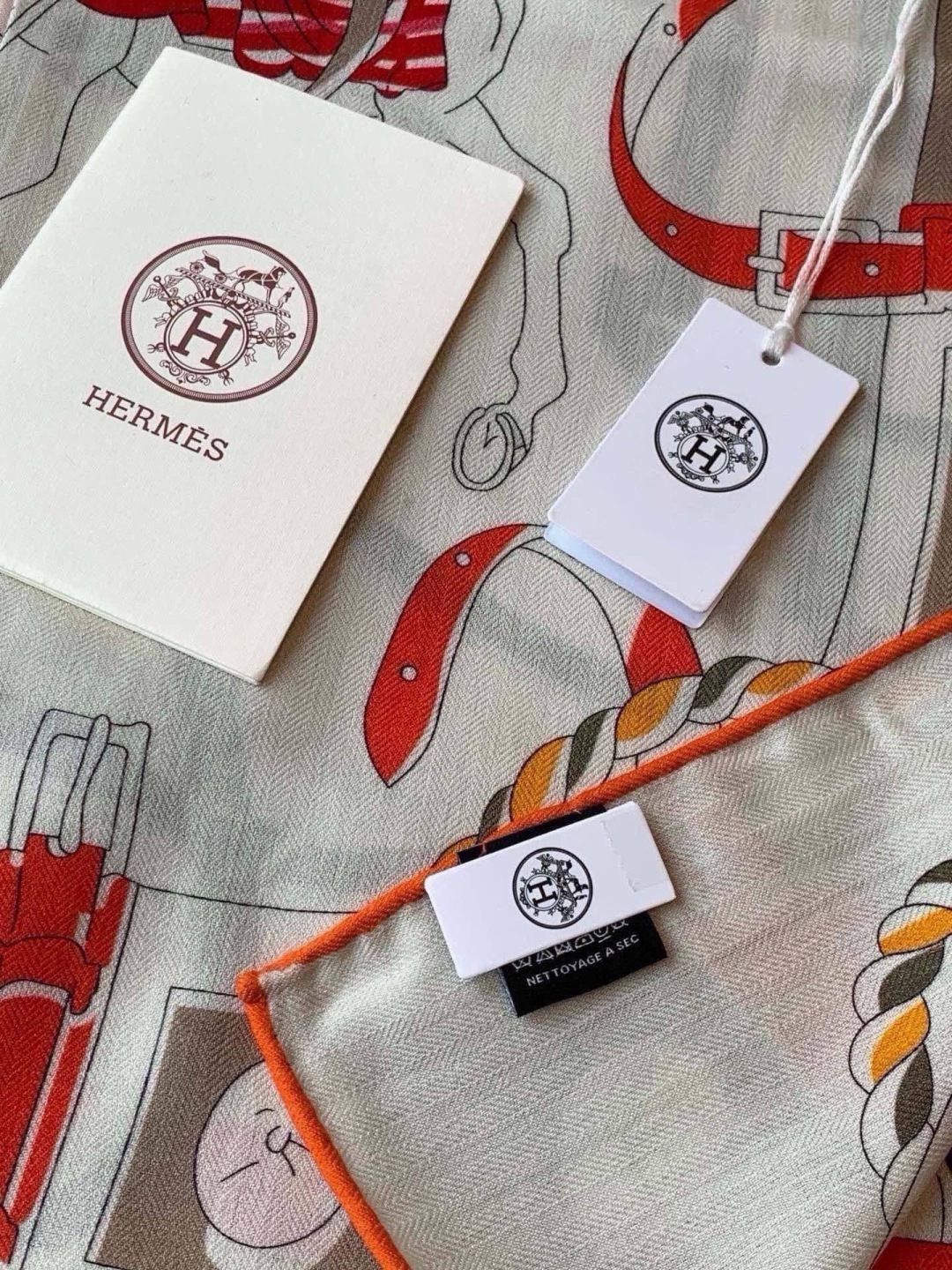 💟上新🆕💕手工卷边！羊绒和真丝混纺披肩（70%羊绒30%桑蚕丝）。 这款披肩采用经典山羊绒和真丝混纺面料，柔软轻盈，佩戴